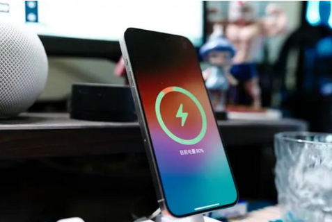高密苹果15换屏服务分享用什么充电器给iPhone15充电更好 